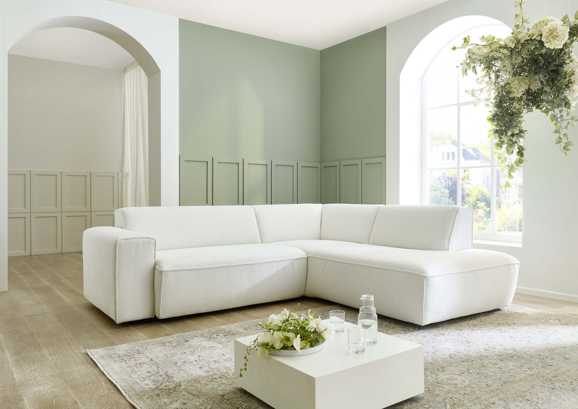 Marcus sarokgarnitúra, motoros kihúzható üléssel, Cody natúr, 1 db hengeres hátpárna + 5 db díszpárnával, 254x227 cm