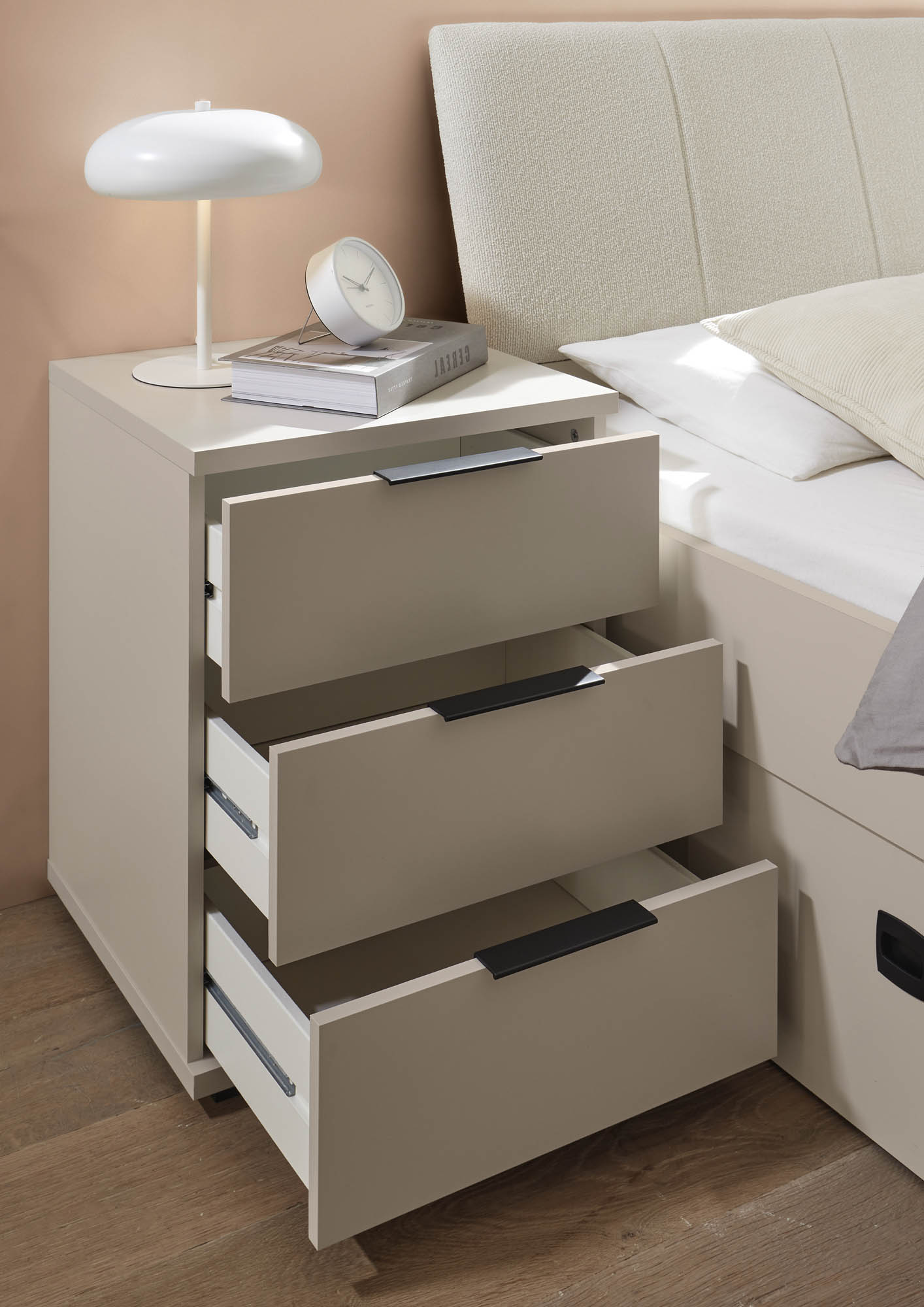 Sandro 3 fiókos éjjeliszekrény, kasmír, fekete fogantyú, 46x61x42 cm