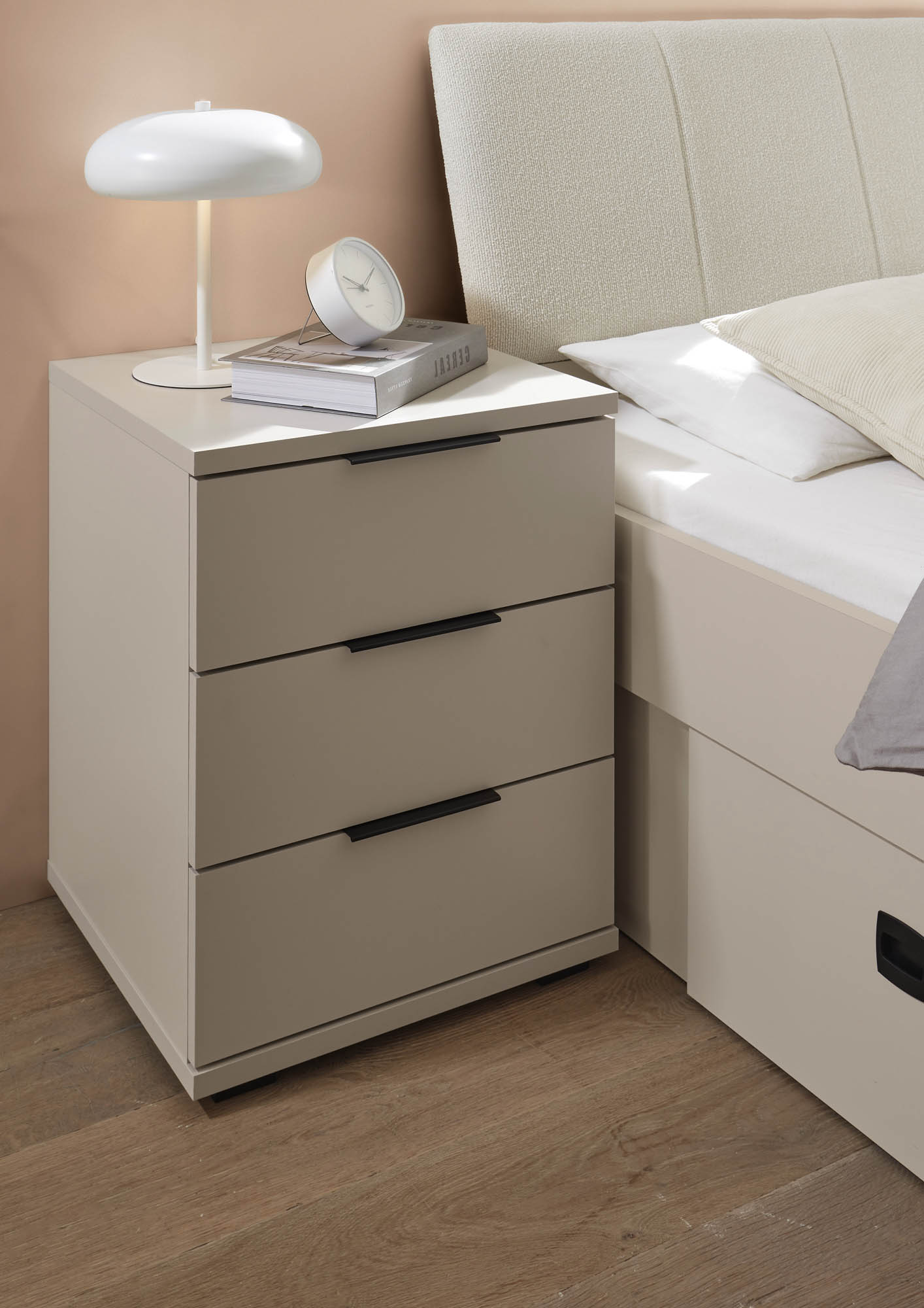 Sandro 3 fiókos éjjeliszekrény, kasmír, fekete fogantyú, 46x61x42 cm