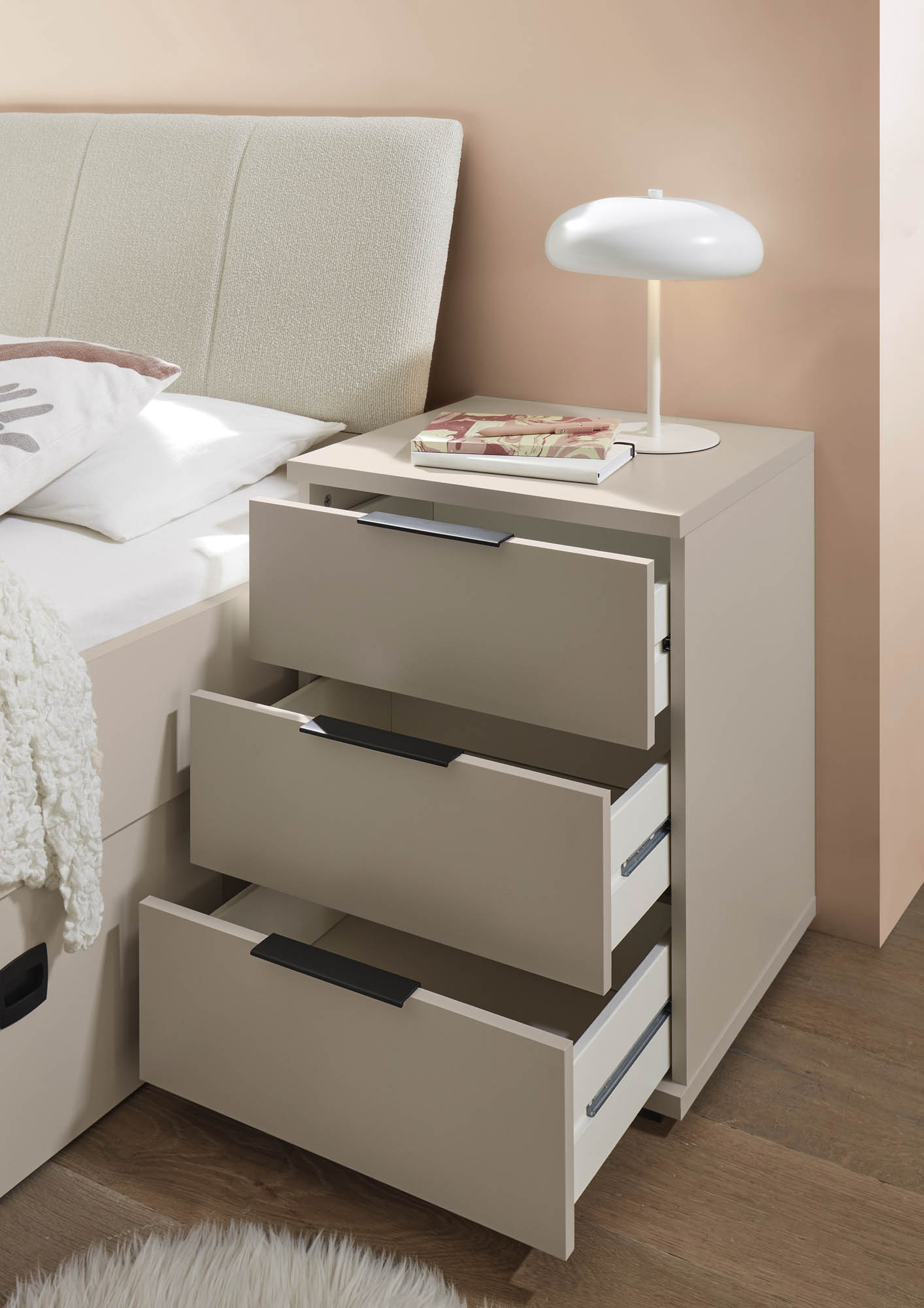 Sandro 3 fiókos éjjeliszekrény, kasmír, fekete fogantyú, 46x61x42 cm