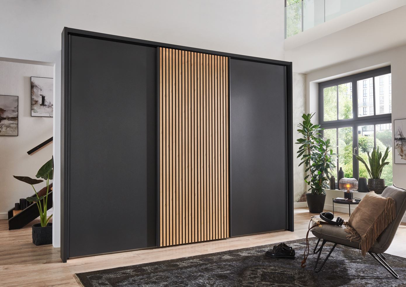 Denver tolóajtós gardróbszekrény, grafit - bianco tölgy dekor lamellák, EXTRA belső kiegészítőkkel (külső- belső- középső fékező szett + passepartout keret LED-világítással), 250x217x67 cm