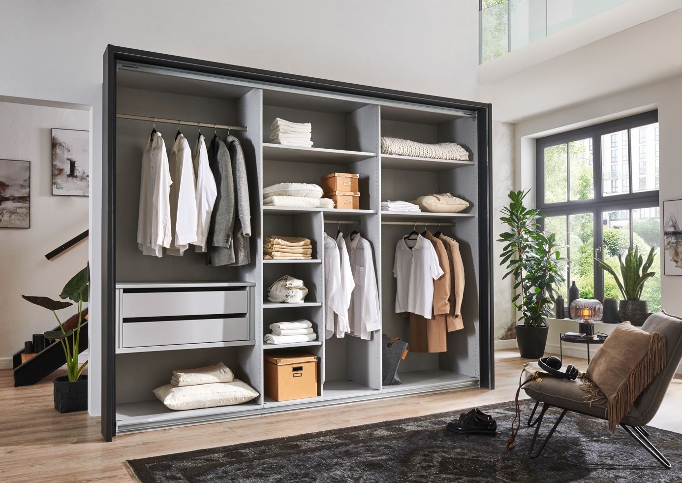 Denver tolóajtós gardróbszekrény, grafit - bianco tölgy dekor lamellák, EXTRA belső kiegészítőkkel (külső- belső- középső fékező szett + passepartout keret LED-világítással), 250x217x67 cm