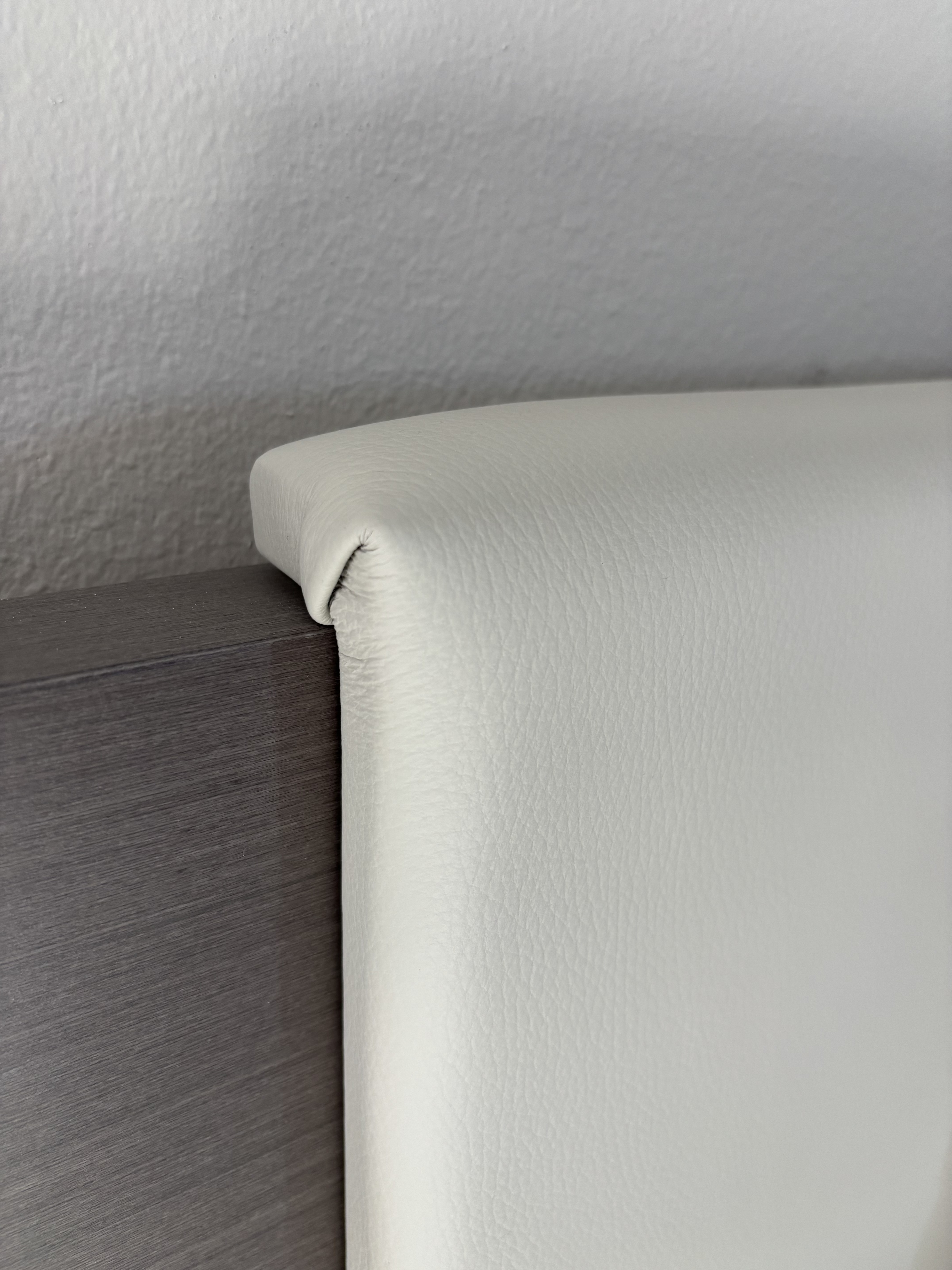 LOTUS Franciaágy szett, világítással, USB csatlakozóval - 310x207x110 cm / 180x200 cm, Szürke fejvég Pure Mandula párnával, Fehér keret, Fekete láb
