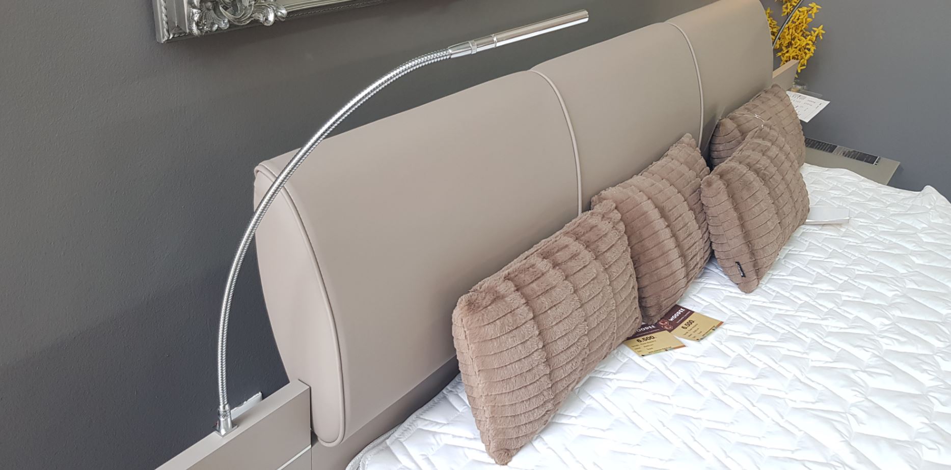 Nolte Concept Me ágykeret 180x200cm  Fango textilbőr/terra matt, tárolófiókkal, éjjeliszekrénnyel, USB töltővel, LED olvasólámpával