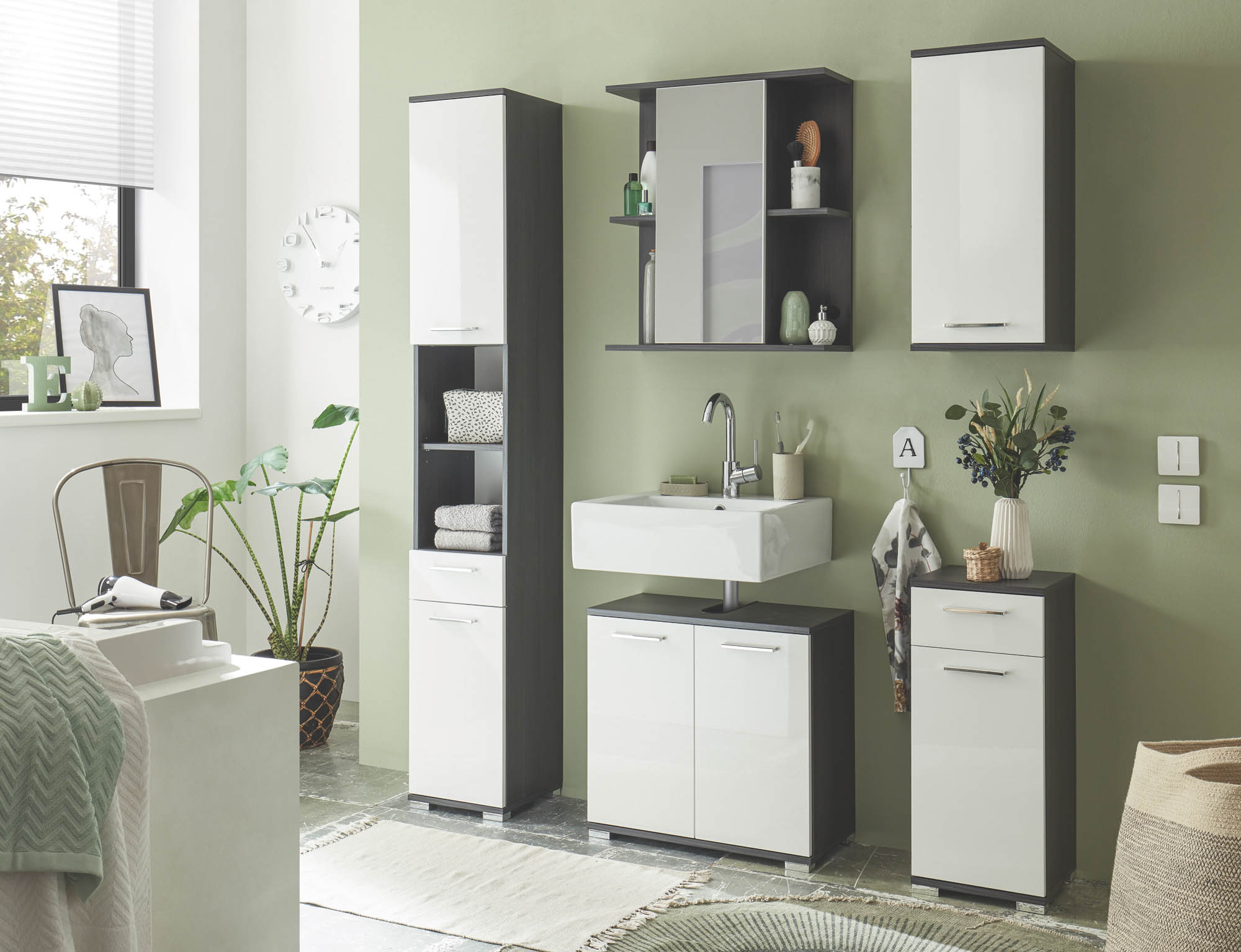 LANDO fürdőszobai tükrös faliszekrény, sötét norvég fenyő, fehér magasfényű. 60x70x20 cm