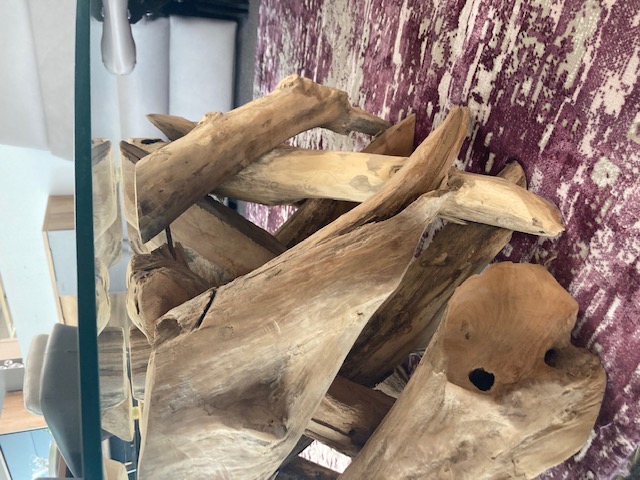 Root dohányzóasztal, tömörfa-üveg