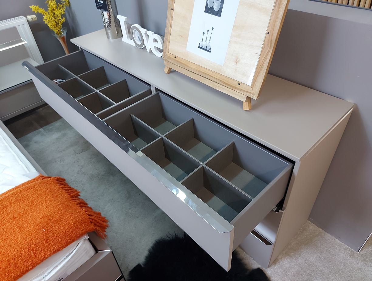 Nolte Concept Me 700 3 fiókos komód, tetőlap led világítással Terra üveg/Terra matt (160x79x42 cm)"k"