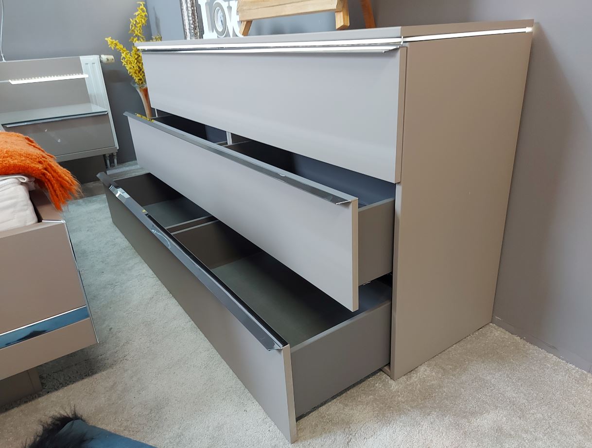 Nolte Concept Me 700 3 fiókos komód, tetőlap led világítással Terra üveg/Terra matt (160x79x42 cm)"k"
