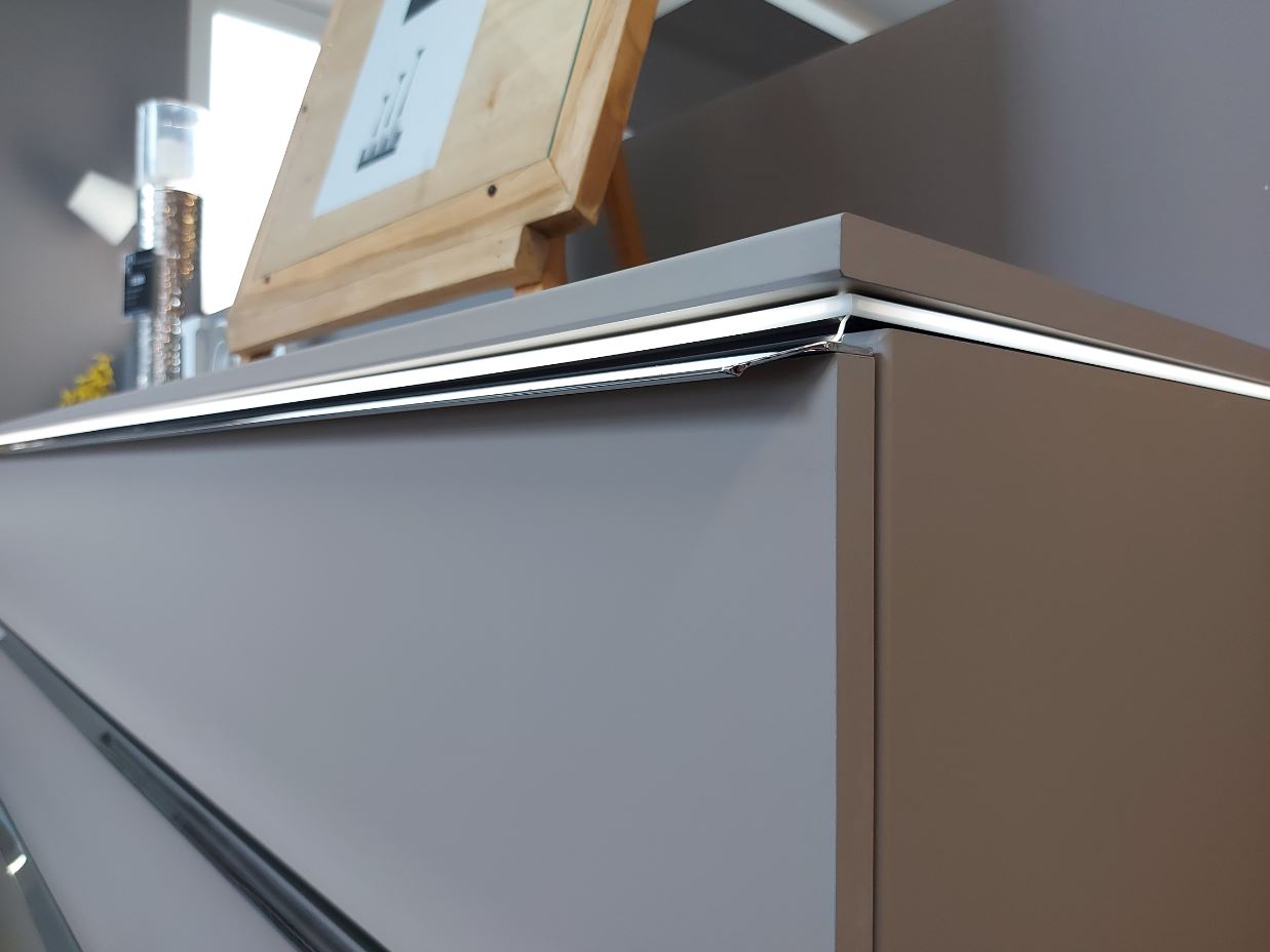 Nolte Concept Me 700 3 fiókos komód, tetőlap led világítással Terra üveg/Terra matt (160x79x42 cm)"k"
