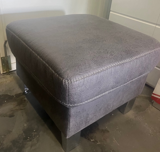 STAN Puff 60x60 cm - Szövet: Taurus Grau, Tűzés: keresztszemes kontrasztvarrás, Láb: króm, Komfort: boxspring, Ülésmagasság: kb. 51 cm