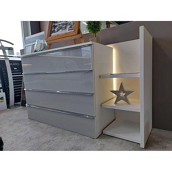 Nolte AKARO (43 802 02) 4fiókos komód, fehér/selyemszürke üveg (100x80x42 cm)AKARO (44 028 00) 3polcos toldóelem komódhoz, fehér AKARO (91 352 10) Fiókosztó 100-as komódba (92X9,5X34 cm) AKARO (97 931 01) LED-világítás toldóelemhez"k"