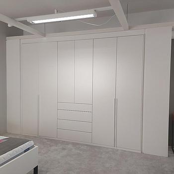 LOTUS Nyílóajtós gardróbszekrény - 303x62x240 cm, Fehér matt, Fehér fogantyúval